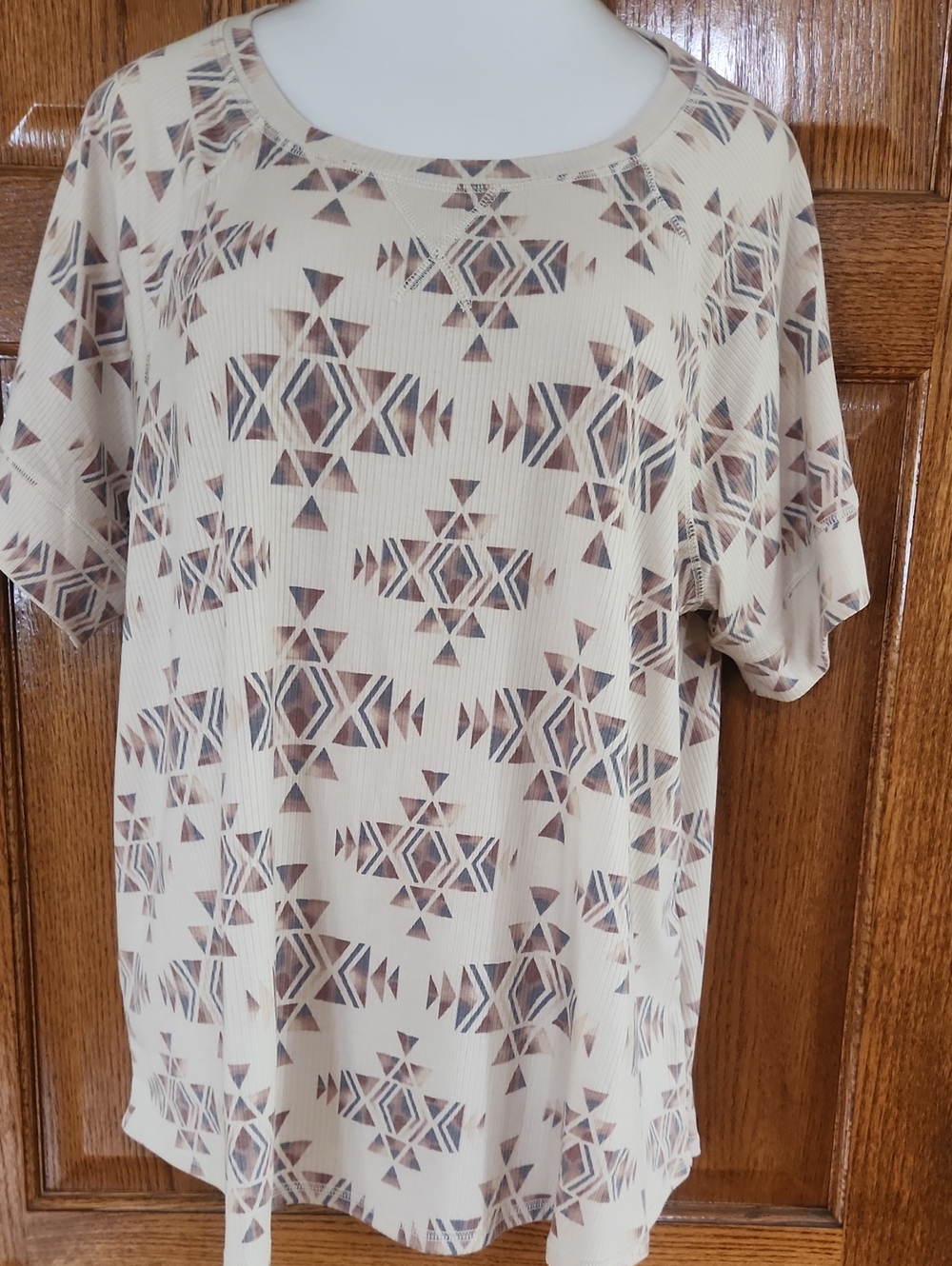 LuLaRoe Hailey 2xl Cream Short Sleeve Shirt with Brown Geometric Print